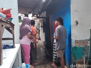 Dua Rumah di Bantaran Sungai Kasin Kota Malang Ambrol