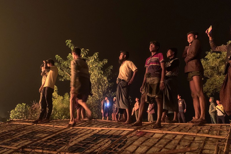 Sekitar 4.000 pengungsi Rohingya di Bangladesh kehilangan tempat berlindung setelah dugaan serangan pembakaran menghancurkan kamp mereka dan membakar hampir 800 rumah. (AP Photo/ Shafiqur Rahman) Sekitar 4.000 pengungsi Rohingya di Bangladesh kehilangan tempat berlindung setelah dugaan serangan pembakaran menghancurkan kamp mereka dan membakar hampir 800 rumah. (AP Photo/ Shafiqur Rahman)