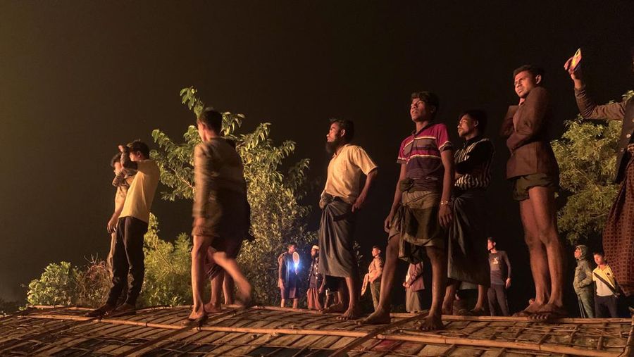 Sekitar 4.000 pengungsi Rohingya di Bangladesh kehilangan tempat berlindung setelah dugaan serangan pembakaran menghancurkan kamp mereka dan membakar hampir 800 rumah. (AP Photo/ Shafiqur Rahman)
