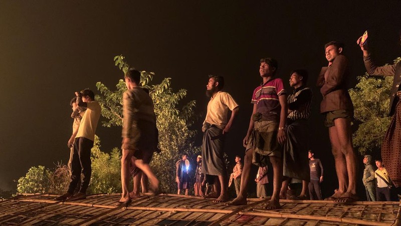 Sekitar 4.000 pengungsi Rohingya di Bangladesh kehilangan tempat berlindung setelah dugaan serangan pembakaran menghancurkan kamp mereka dan membakar hampir 800 rumah. (AP Photo/ Shafiqur Rahman)