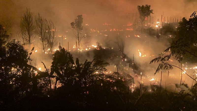 Sekitar 4.000 pengungsi Rohingya di Bangladesh kehilangan tempat berlindung setelah dugaan serangan pembakaran menghancurkan kamp mereka dan membakar hampir 800 rumah. (AP Photo/ Shafiqur Rahman)