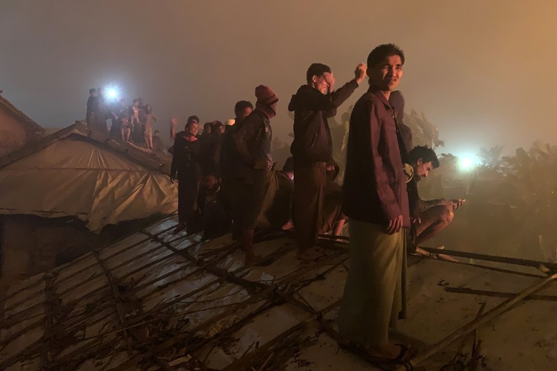 Sekitar 4.000 pengungsi Rohingya di Bangladesh kehilangan tempat berlindung setelah dugaan serangan pembakaran menghancurkan kamp mereka dan membakar hampir 800 rumah. (AP Photo/ Shafiqur Rahman)
