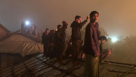 Sekitar 4.000 pengungsi Rohingya di Bangladesh kehilangan tempat berlindung setelah dugaan serangan pembakaran menghancurkan kamp mereka dan membakar hampir 800 rumah. (AP Photo/ Shafiqur Rahman)