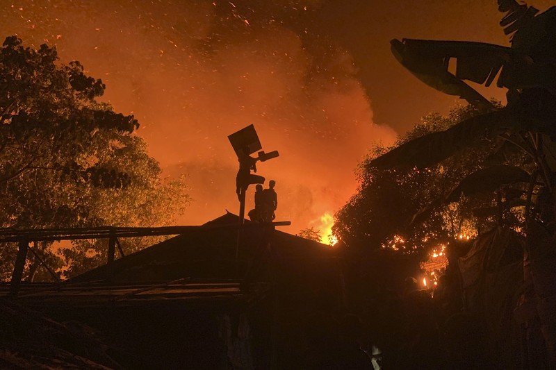 Sekitar 4.000 pengungsi Rohingya di Bangladesh kehilangan tempat berlindung setelah dugaan serangan pembakaran menghancurkan kamp mereka dan membakar hampir 800 rumah. (AP Photo/ Shafiqur Rahman) Sekitar 4.000 pengungsi Rohingya di Bangladesh kehilangan tempat berlindung setelah dugaan serangan pembakaran menghancurkan kamp mereka dan membakar hampir 800 rumah. (AP Photo/ Shafiqur Rahman)