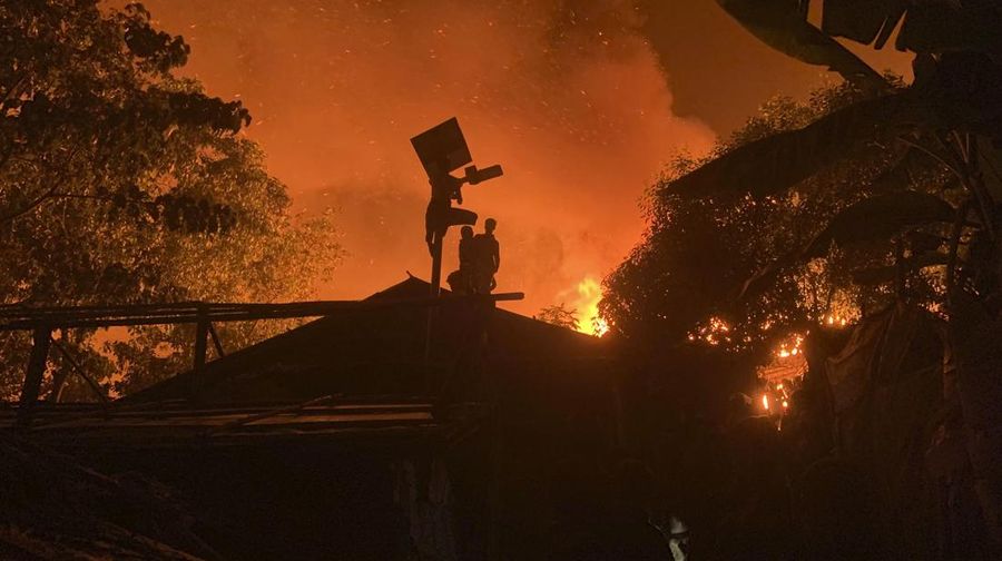 Sekitar 4.000 pengungsi Rohingya di Bangladesh kehilangan tempat berlindung setelah dugaan serangan pembakaran menghancurkan kamp mereka dan membakar hampir 800 rumah. (AP Photo/ Shafiqur Rahman)