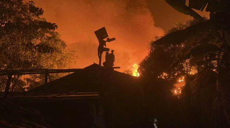 Sekitar 4.000 pengungsi Rohingya di Bangladesh kehilangan tempat berlindung setelah dugaan serangan pembakaran menghancurkan kamp mereka dan membakar hampir 800 rumah. (AP Photo/ Shafiqur Rahman)