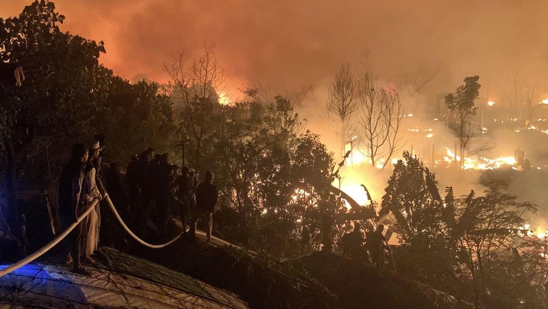 Sekitar 4.000 pengungsi Rohingya di Bangladesh kehilangan tempat berlindung setelah dugaan serangan pembakaran menghancurkan kamp mereka dan membakar hampir 800 rumah. (AP Photo/ Shafiqur Rahman)