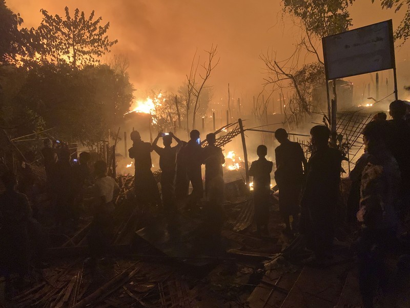 Sekitar 4.000 pengungsi Rohingya di Bangladesh kehilangan tempat berlindung setelah dugaan serangan pembakaran menghancurkan kamp mereka dan membakar hampir 800 rumah. (AP Photo/ Shafiqur Rahman) Sekitar 4.000 pengungsi Rohingya di Bangladesh kehilangan tempat berlindung setelah dugaan serangan pembakaran menghancurkan kamp mereka dan membakar hampir 800 rumah. (AP Photo/ Shafiqur Rahman)