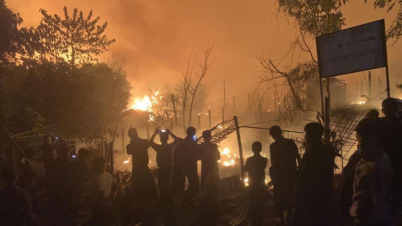 Sekitar 4.000 pengungsi Rohingya di Bangladesh kehilangan tempat berlindung setelah dugaan serangan pembakaran menghancurkan kamp mereka dan membakar hampir 800 rumah. (AP Photo/ Shafiqur Rahman)