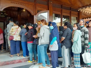 Warga Solo Serbu Sembako Murah, Ratusan Paket Ludes dalam 2 Jam