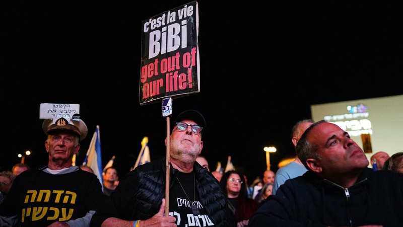 Warga Israel melakukan protes terhadap pemerintahan Perdana Menteri Benjamin Netanyahu di Tel Aviv, Israel, Sabtu, 30 Desember 2023. (AP Photo/Ariel Schalit)