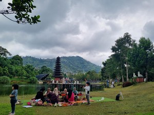 Spot Nikmati Suasana Jawa-Bali di Bandung, Ada Pura Tengah Danau
