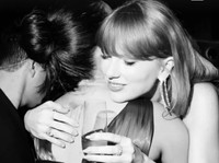 Viral Taylor Swift & Selena Gomez Bisik-Bisik di Golden Globe Awards