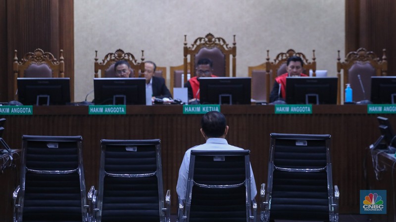 Terdakwa kasus gratifikasi dan pencucian uang, Rafael Alun Trisambodo tiba untuk menjalani sidang vonis di Pengadilan Tipikor, Jakarta Pusat, Senin (8/1/2024). (CNBC Indonesia/Faisal Rahman)