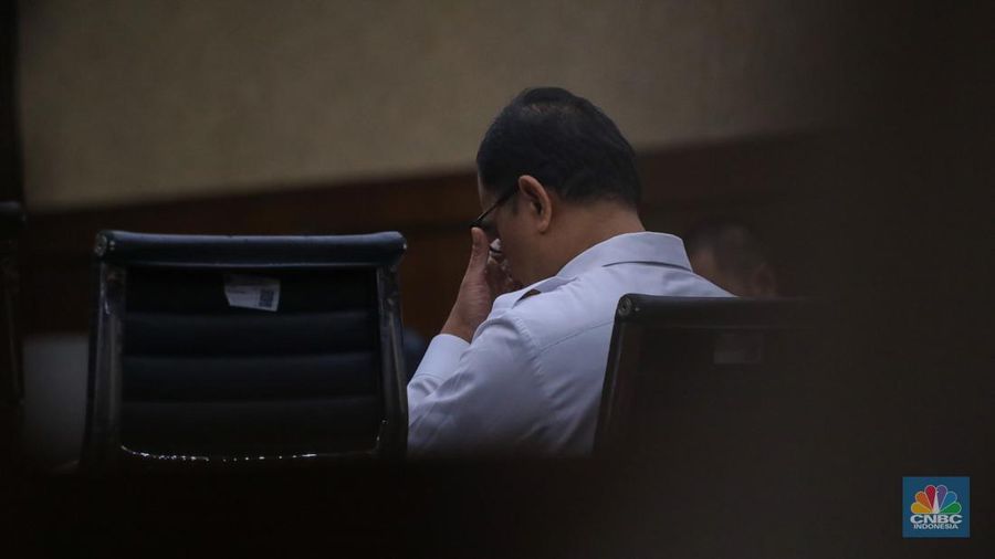 Terdakwa kasus gratifikasi dan pencucian uang, Rafael Alun Trisambodo saat menjalani sidang vonis di Pengadilan Tipikor, Jakarta Pusat, Senin (8/1/2024). (CNBC Indonesia/Faisal Rahman)