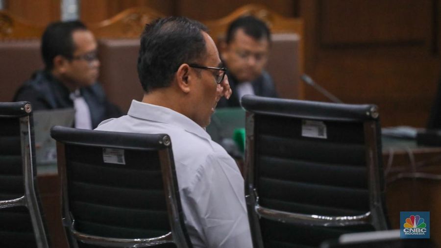 Terdakwa kasus gratifikasi dan pencucian uang, Rafael Alun Trisambodo tiba untuk menjalani sidang vonis di Pengadilan Tipikor, Jakarta Pusat, Senin (8/1/2024). (CNBC Indonesia/Faisal Rahman)