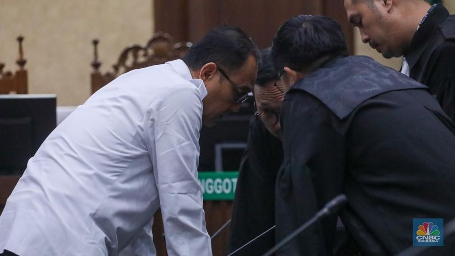 Terdakwa kasus gratifikasi dan pencucian uang, Rafael Alun Trisambodo tiba untuk menjalani sidang vonis di Pengadilan Tipikor, Jakarta Pusat, Senin (8/1/2024). (CNBC Indonesia/Faisal Rahman)