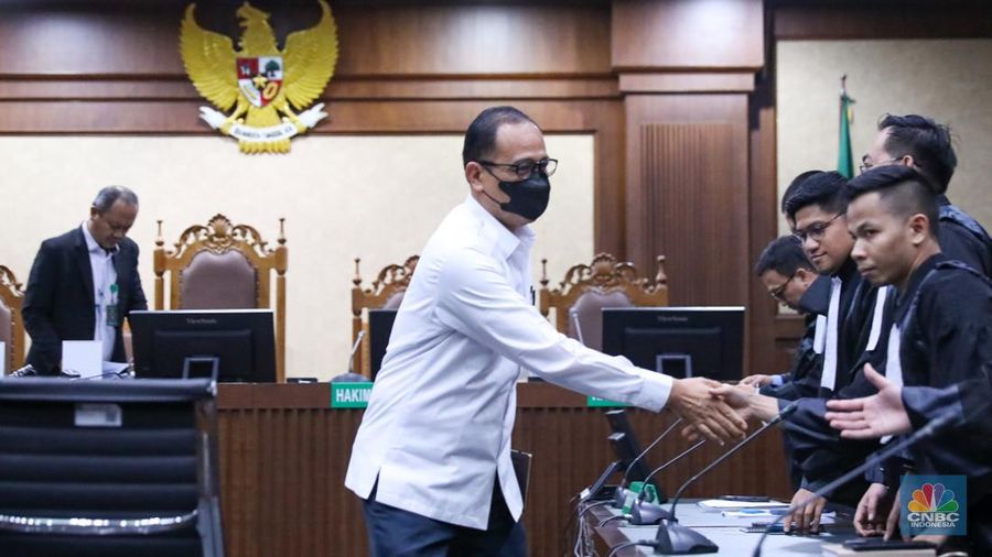 Terdakwa kasus gratifikasi dan pencucian uang, Rafael Alun Trisambodo tiba untuk menjalani sidang vonis di Pengadilan Tipikor, Jakarta Pusat, Senin (8/1/2024). (CNBC Indonesia/Faisal Rahman)