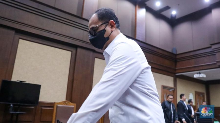 Terdakwa kasus gratifikasi dan pencucian uang, Rafael Alun Trisambodo tiba untuk menjalani sidang vonis di Pengadilan Tipikor, Jakarta Pusat, Senin (8/1/2024). (CNBC Indonesia/Faisal Rahman)