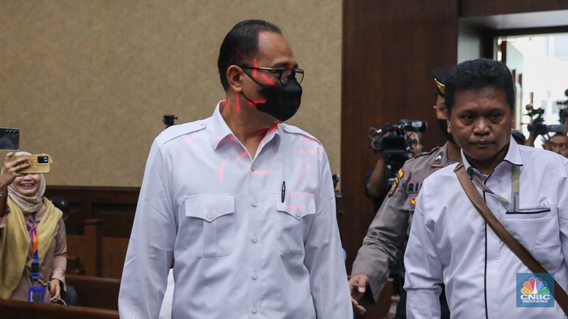 Terdakwa kasus gratifikasi dan pencucian uang, Rafael Alun Trisambodo tiba untuk menjalani sidang vonis di Pengadilan Tipikor, Jakarta Pusat, Senin (8/1/2024). (CNBC Indonesia/Faisal Rahman)