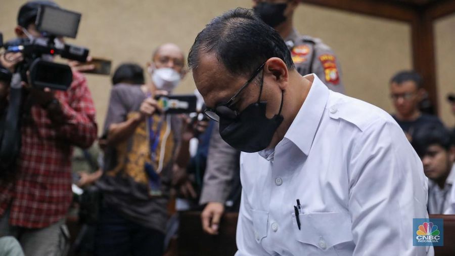Terdakwa kasus gratifikasi dan pencucian uang, Rafael Alun Trisambodo tiba untuk menjalani sidang vonis di Pengadilan Tipikor, Jakarta Pusat, Senin (8/1/2024). (CNBC Indonesia/Faisal Rahman)