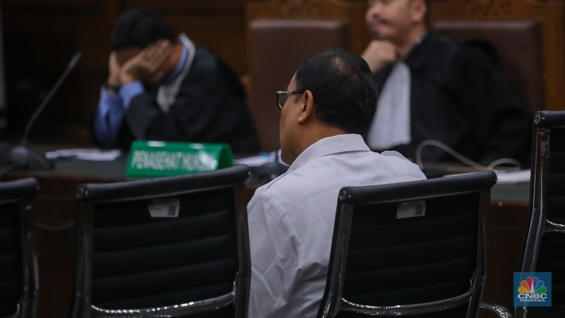 Terdakwa kasus gratifikasi dan pencucian uang, Rafael Alun Trisambodo tiba untuk menjalani sidang vonis di Pengadilan Tipikor, Jakarta Pusat, Senin (8/1/2024). (CNBC Indonesia/Faisal Rahman)
