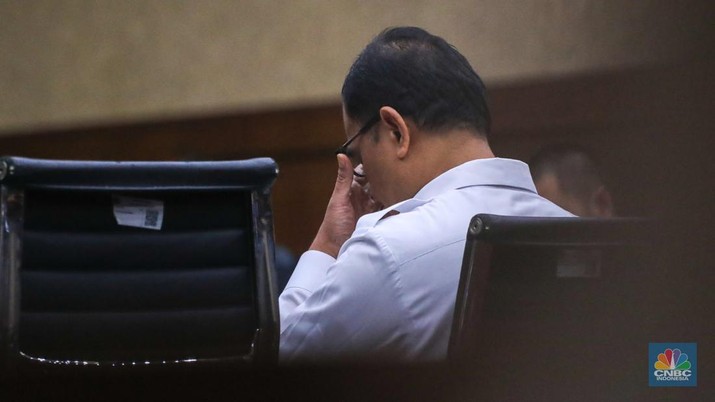 Terdakwa kasus gratifikasi dan pencucian uang, Rafael Alun Trisambodo tiba untuk menjalani sidang vonis di Pengadilan Tipikor, Jakarta Pusat, Senin (8/1/2024). (CNBC Indonesia/Faisal Rahman)