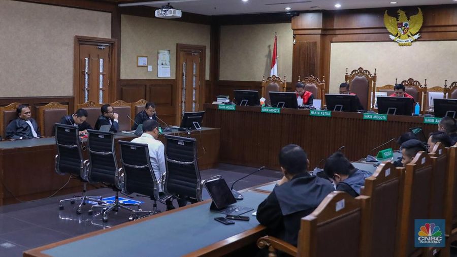 Terdakwa kasus gratifikasi dan pencucian uang, Rafael Alun Trisambodo tiba untuk menjalani sidang vonis di Pengadilan Tipikor, Jakarta Pusat, Senin (8/1/2024). (CNBC Indonesia/Faisal Rahman)