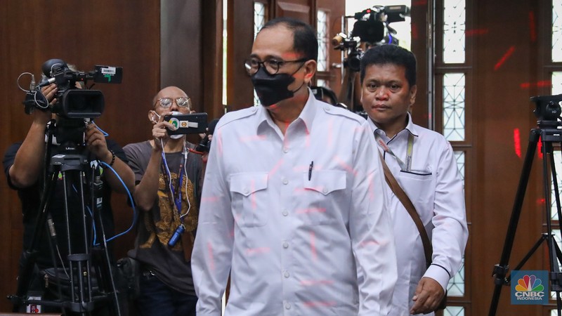 Terdakwa kasus gratifikasi dan pencucian uang, Rafael Alun Trisambodo tiba untuk menjalani sidang vonis di Pengadilan Tipikor, Jakarta Pusat, Senin (8/1/2024). (CNBC Indonesia/Faisal Rahman)