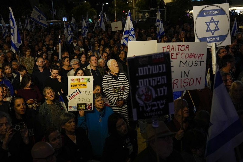 Warga Israel melakukan protes terhadap pemerintahan Perdana Menteri Benjamin Netanyahu di Tel Aviv, Israel, Sabtu, 30 Desember 2023. Warga Israel melakukan protes terhadap pemerintahan Perdana Menteri Benjamin Netanyahu di Tel Aviv, Israel, Sabtu, 30 Desember 2023. (AP Photo/Ariel Schalit)
