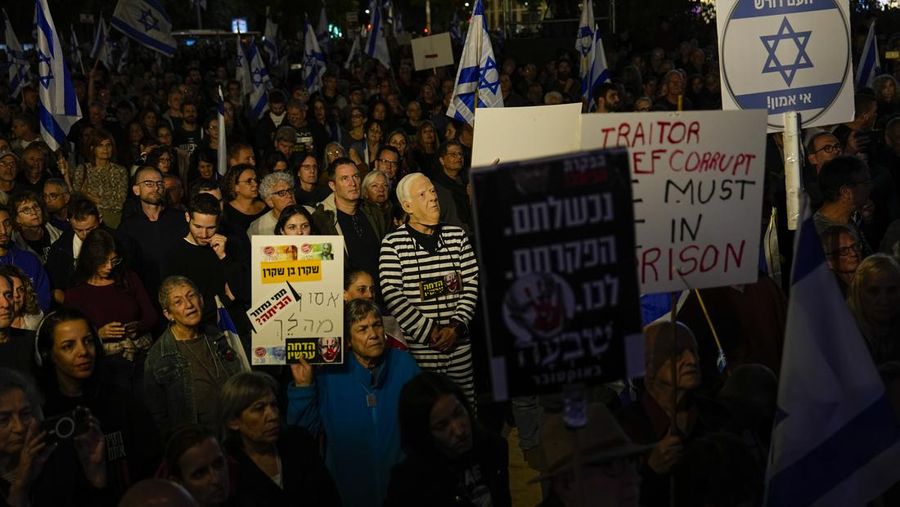 Warga Israel melakukan protes terhadap pemerintahan Perdana Menteri Benjamin Netanyahu di Tel Aviv, Israel, Sabtu, 30 Desember 2023. (AP Photo/Ariel Schalit)