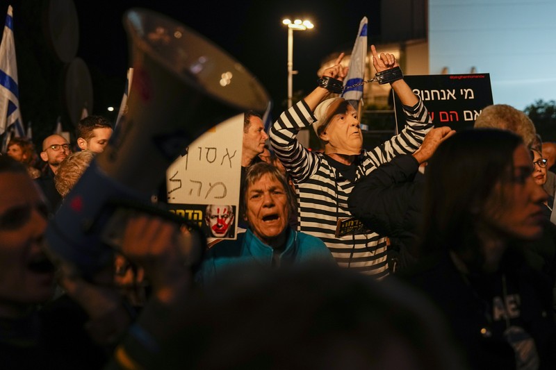 Warga Israel melakukan protes terhadap pemerintahan Perdana Menteri Benjamin Netanyahu di Tel Aviv, Israel, Sabtu, 30 Desember 2023. Warga Israel melakukan protes terhadap pemerintahan Perdana Menteri Benjamin Netanyahu di Tel Aviv, Israel, Sabtu, 30 Desember 2023. (AP Photo/Ariel Schalit)