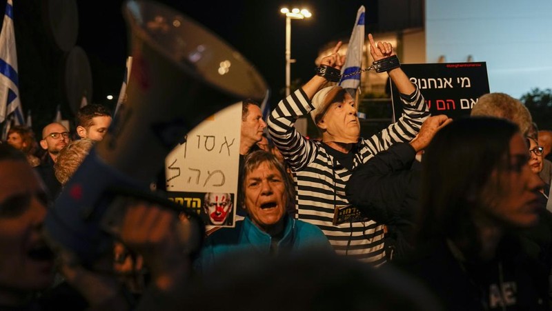 Warga Israel melakukan protes terhadap pemerintahan Perdana Menteri Benjamin Netanyahu di Tel Aviv, Israel, Sabtu, 30 Desember 2023. (AP Photo/Ariel Schalit)