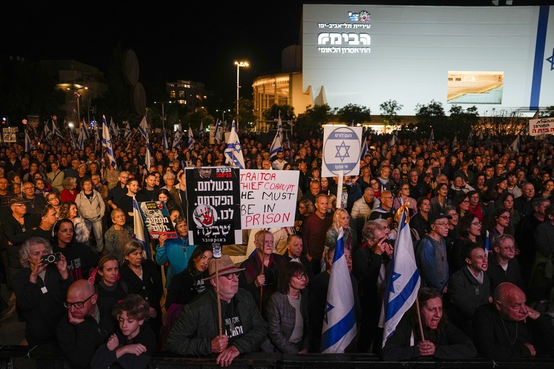 Warga Israel melakukan protes terhadap pemerintahan Perdana Menteri Benjamin Netanyahu di Tel Aviv, Israel, Sabtu, 30 Desember 2023. Warga Israel melakukan protes terhadap pemerintahan Perdana Menteri Benjamin Netanyahu di Tel Aviv, Israel, Sabtu, 30 Desember 2023. (AP Photo/Ariel Schalit)