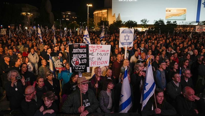 Warga Israel melakukan protes terhadap pemerintahan Perdana Menteri Benjamin Netanyahu di Tel Aviv, Israel, Sabtu, 30 Desember 2023. (AP Photo/Ariel Schalit)