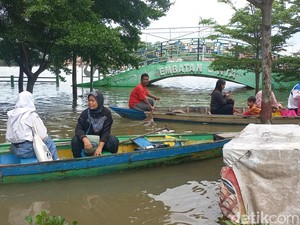 Jambi Dilanda Banjir, Wisata Danau Sipin Juga Ikut Terendam