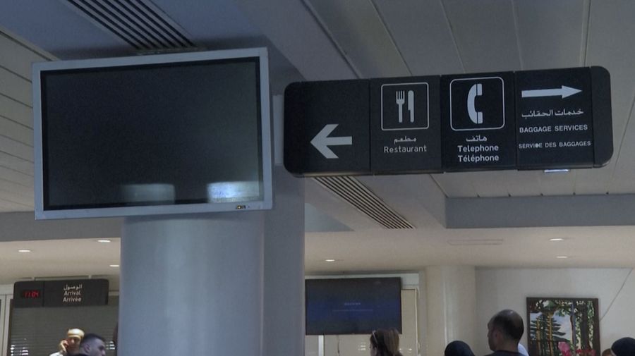Wisatawan mendorong barang bawaan mereka di terminal keberangkatan Bandara Internasional Rafik Hariri di Beirut, Lebanon, Senin, 8 Januari 2024. Layar tampilan informasi pada hari Minggu di bandara internasional Beirut diretas oleh kelompok anti-Hizbullah domestik, saat bentrokan antara Kelompok militan Lebanon dan militer Israel terus menguat di sepanjang perbatasan. Informasi keberangkatan dan kedatangan pada hari Minggu digantikan oleh pesan yang menuduh kelompok Hizbullah menempatkan Lebanon dalam risiko perang habis-habisan dengan Israel. (AP Photo/Bilal Hussein)