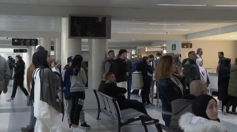 Wisatawan mendorong barang bawaan mereka di terminal keberangkatan Bandara Internasional Rafik Hariri di Beirut, Lebanon, Senin, 8 Januari 2024. Wisatawan mendorong barang bawaan mereka di terminal keberangkatan Bandara Internasional Rafik Hariri di Beirut, Lebanon, Senin, 8 Januari 2024. Layar tampilan informasi pada hari Minggu di bandara internasional Beirut diretas oleh kelompok anti-Hizbullah domestik, saat bentrokan antara Kelompok militan Lebanon dan militer Israel terus menguat di sepanjang perbatasan. Informasi keberangkatan dan kedatangan pada hari Minggu digantikan oleh pesan yang menuduh kelompok Hizbullah menempatkan Lebanon dalam risiko perang habis-habisan dengan Israel. (AP Photo/Bilal Hussein)