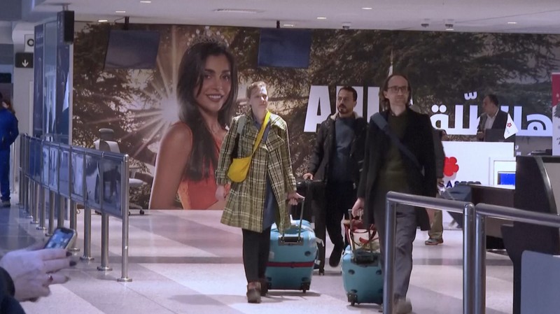 Wisatawan mendorong barang bawaan mereka di terminal keberangkatan Bandara Internasional Rafik Hariri di Beirut, Lebanon, Senin, 8 Januari 2024. Wisatawan mendorong barang bawaan mereka di terminal keberangkatan Bandara Internasional Rafik Hariri di Beirut, Lebanon, Senin, 8 Januari 2024. Layar tampilan informasi pada hari Minggu di bandara internasional Beirut diretas oleh kelompok anti-Hizbullah domestik, saat bentrokan antara Kelompok militan Lebanon dan militer Israel terus menguat di sepanjang perbatasan. Informasi keberangkatan dan kedatangan pada hari Minggu digantikan oleh pesan yang menuduh kelompok Hizbullah menempatkan Lebanon dalam risiko perang habis-habisan dengan Israel. (AP Photo/Bilal Hussein)