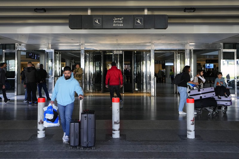 Wisatawan mendorong barang bawaan mereka di terminal keberangkatan Bandara Internasional Rafik Hariri di Beirut, Lebanon, Senin, 8 Januari 2024. Wisatawan mendorong barang bawaan mereka di terminal keberangkatan Bandara Internasional Rafik Hariri di Beirut, Lebanon, Senin, 8 Januari 2024. Layar tampilan informasi pada hari Minggu di bandara internasional Beirut diretas oleh kelompok anti-Hizbullah domestik, saat bentrokan antara Kelompok militan Lebanon dan militer Israel terus menguat di sepanjang perbatasan. Informasi keberangkatan dan kedatangan pada hari Minggu digantikan oleh pesan yang menuduh kelompok Hizbullah menempatkan Lebanon dalam risiko perang habis-habisan dengan Israel. (AP Photo/Bilal Hussein)