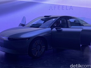 Sony dan Honda Pamer Sedan Afeela Terbaru: Masuk Panggung Pakai Stik PS5