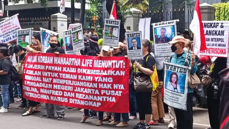 Aliansi korban PT Asuransi Jiwa Adisarana Wanaartha (Wanaartha Life) melaksanakan unjuk rasa damai di depan Pengadilan Negeri Jakarta Pusat hari ini, Senin, (8/1/2024). (Dok: Nasabah Wannartha)