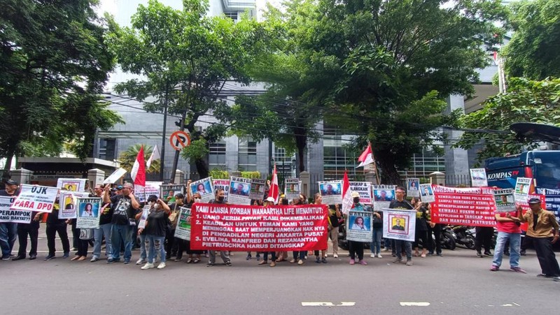 Aliansi korban PT Asuransi Jiwa Adisarana Wanaartha (Wanaartha Life) melaksanakan unjuk rasa damai di depan Pengadilan Negeri Jakarta Pusat hari ini, Senin, (8/1/2024). (Dok: Nasabah Wannartha)