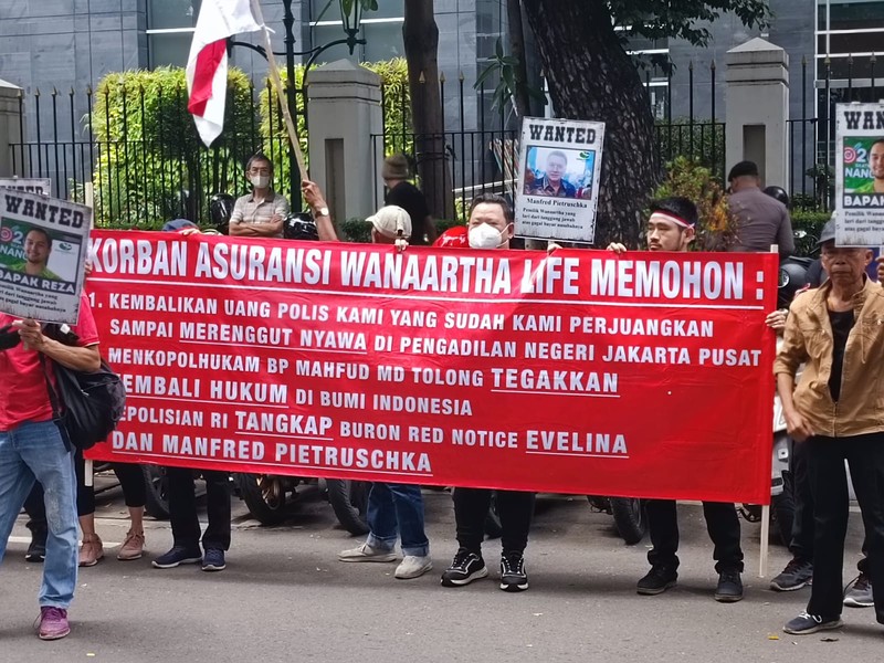 Aliansi korban PT Asuransi Jiwa Adisarana Wanaartha (Wanaartha Life) melaksanakan unjuk rasa damai di depan Pengadilan Negeri Jakarta Pusat hari ini, Senin, (8/1/2024). (Dok: Nasabah Wannartha)