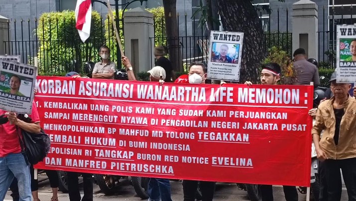 Aliansi korban PT Asuransi Jiwa Adisarana Wanaartha (Wanaartha Life) melaksanakan unjuk rasa damai di depan Pengadilan Negeri Jakarta Pusat hari ini, Senin, (8/1/2024). (Dok: Nasabah Wannartha)