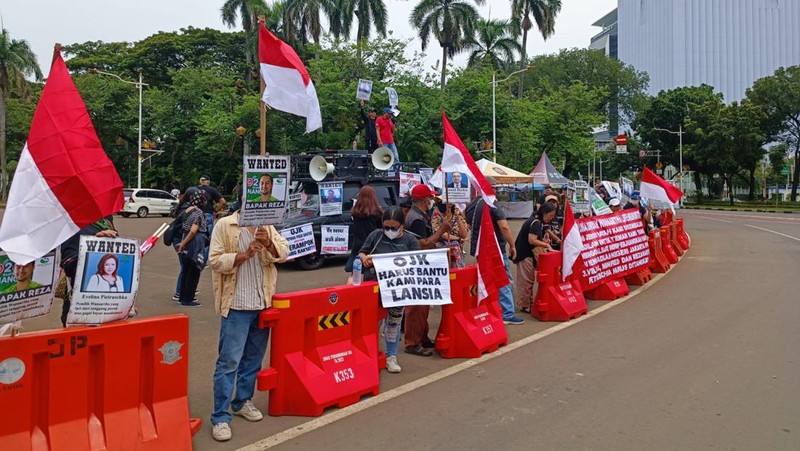 Aliansi korban PT Asuransi Jiwa Adisarana Wanaartha (Wanaartha Life) melaksanakan unjuk rasa damai di depan Pengadilan Negeri Jakarta Pusat hari ini, Senin, (8/1/2024). (Dok: Nasabah Wannartha)