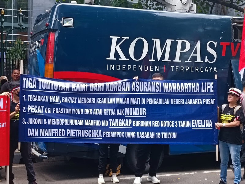 Aliansi korban PT Asuransi Jiwa Adisarana Wanaartha (Wanaartha Life) melaksanakan unjuk rasa damai di depan Pengadilan Negeri Jakarta Pusat hari ini, Senin, (8/1/2024). (Dok: Nasabah Wannartha) Aliansi korban PT Asuransi Jiwa Adisarana Wanaartha (Wanaartha Life) melaksanakan unjuk rasa damai di depan Pengadilan Negeri Jakarta Pusat hari ini, Senin, (8/1/2024). (Dok: Nasabah Wannartha)