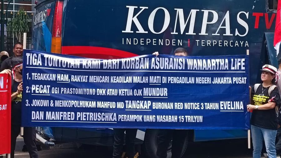 Aliansi korban PT Asuransi Jiwa Adisarana Wanaartha (Wanaartha Life) melaksanakan unjuk rasa damai di depan Pengadilan Negeri Jakarta Pusat hari ini, Senin, (8/1/2024). (Dok: Nasabah Wannartha)