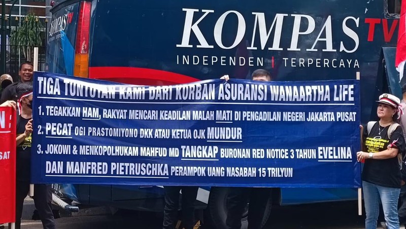 Aliansi korban PT Asuransi Jiwa Adisarana Wanaartha (Wanaartha Life) melaksanakan unjuk rasa damai di depan Pengadilan Negeri Jakarta Pusat hari ini, Senin, (8/1/2024). (Dok: Nasabah Wannartha)