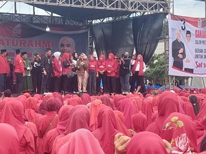Atikoh Banggakan Jaket Ala Top Gun Dipakai Ganjar: Ini Produk Dalam Negeri